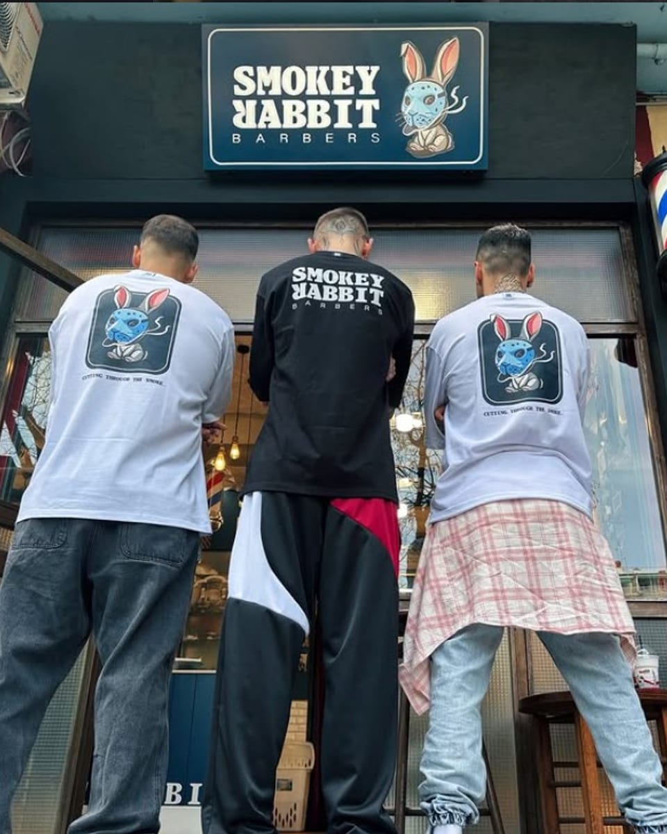 Η πρόσοψη του Smokey Rabbit Barbers με την πινακίδα